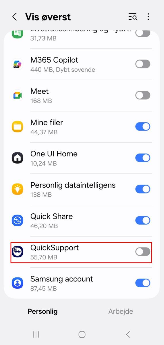 Android-indstillinger for "Vis øverst" viser en liste over apps. QuickSupport er markeret, og tilladelsen til at blive vist over andre apps er slået fra.
