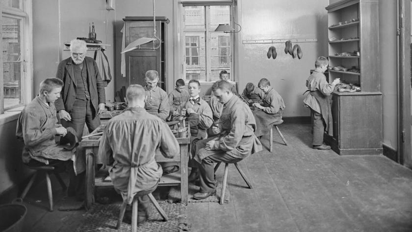 Unge mænd i arbejde på Det Kongelige Blindeinstitut, 1904.