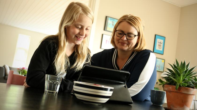 Mor og barn med tablet