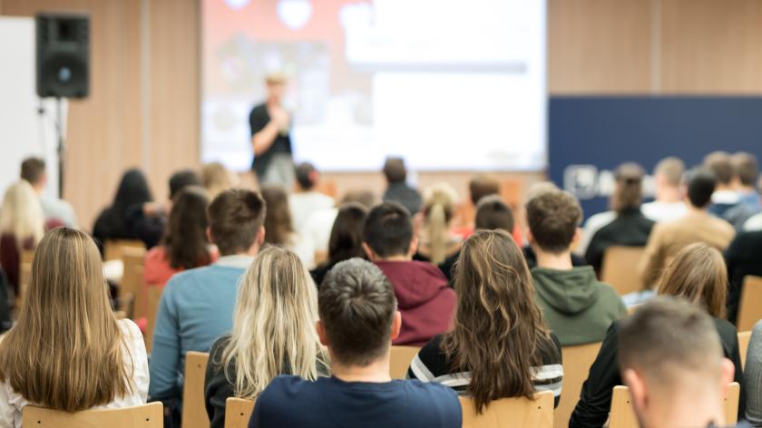 Oplægsholder og publikum StockPhoto