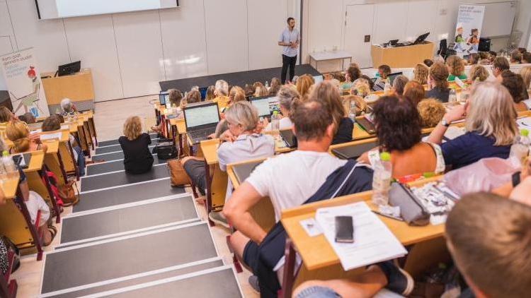 Deltagere på konference lytter til oplæg