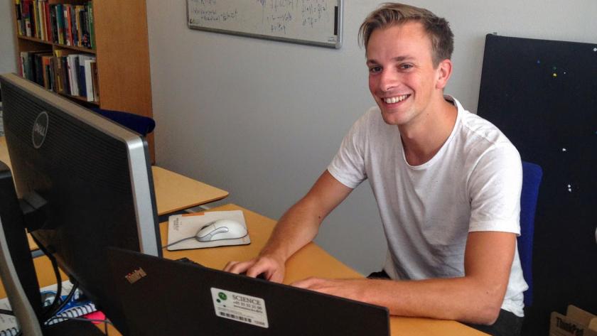 Forsker Joachim Bingel ved sit skrivebord.