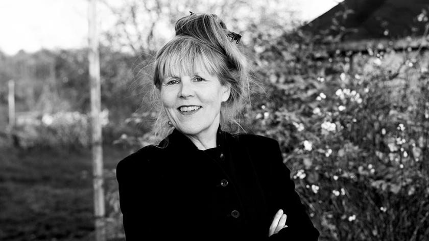 Anna Elisabeth Jessen: smilende kvinde med korslagte arme