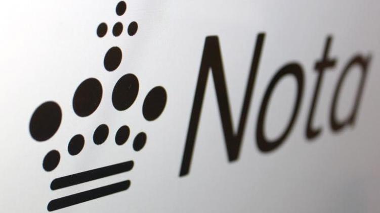 Notas Logo: en kongekrone lavet af prikker og streger der symbolisrer braille samt teksten: Nota