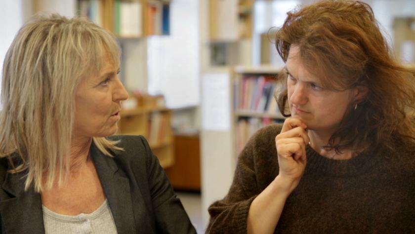 Læsevejleder Marianne Glarborg Ellingsen og mor til ordblindt barn. Jill Ann Press sidder og taler sammen