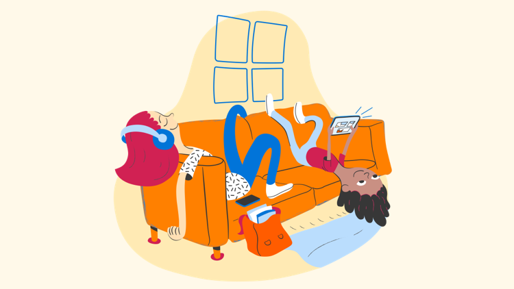 Illustration af to børn der ligger på sofaen. Den ene lytter til lydbog og den anden får oplæst en tegneserie på sin tablet.