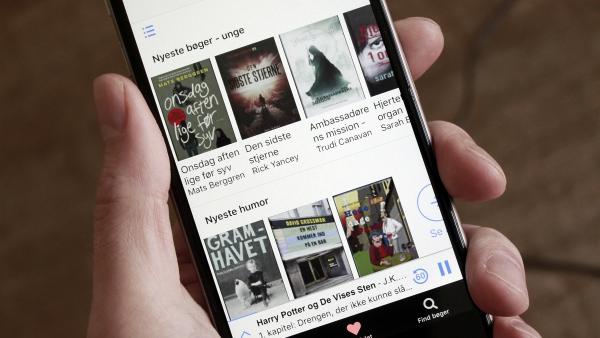 Nota Bibliotek App på mobil i hånd