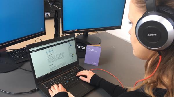 Person ved pd med høretelefoner